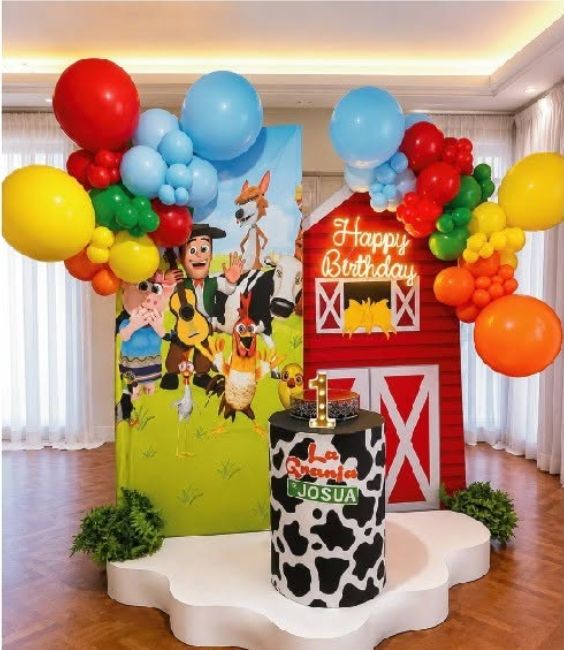 Fondo sublimado con temática de granja y globos de colores