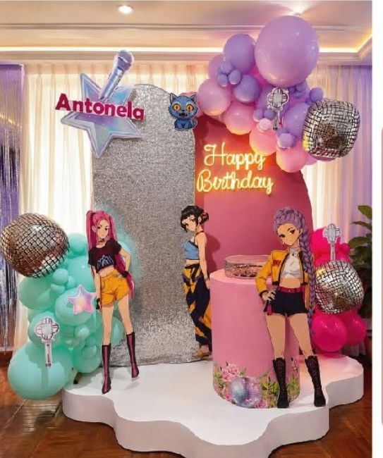 Fondo sublimado con temática rockstar y figuras en foam